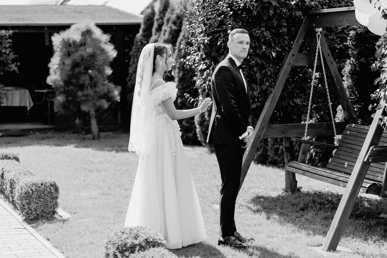 First look Panny Młodej I Pana młodego - emocjonalna chwila przed ślubem