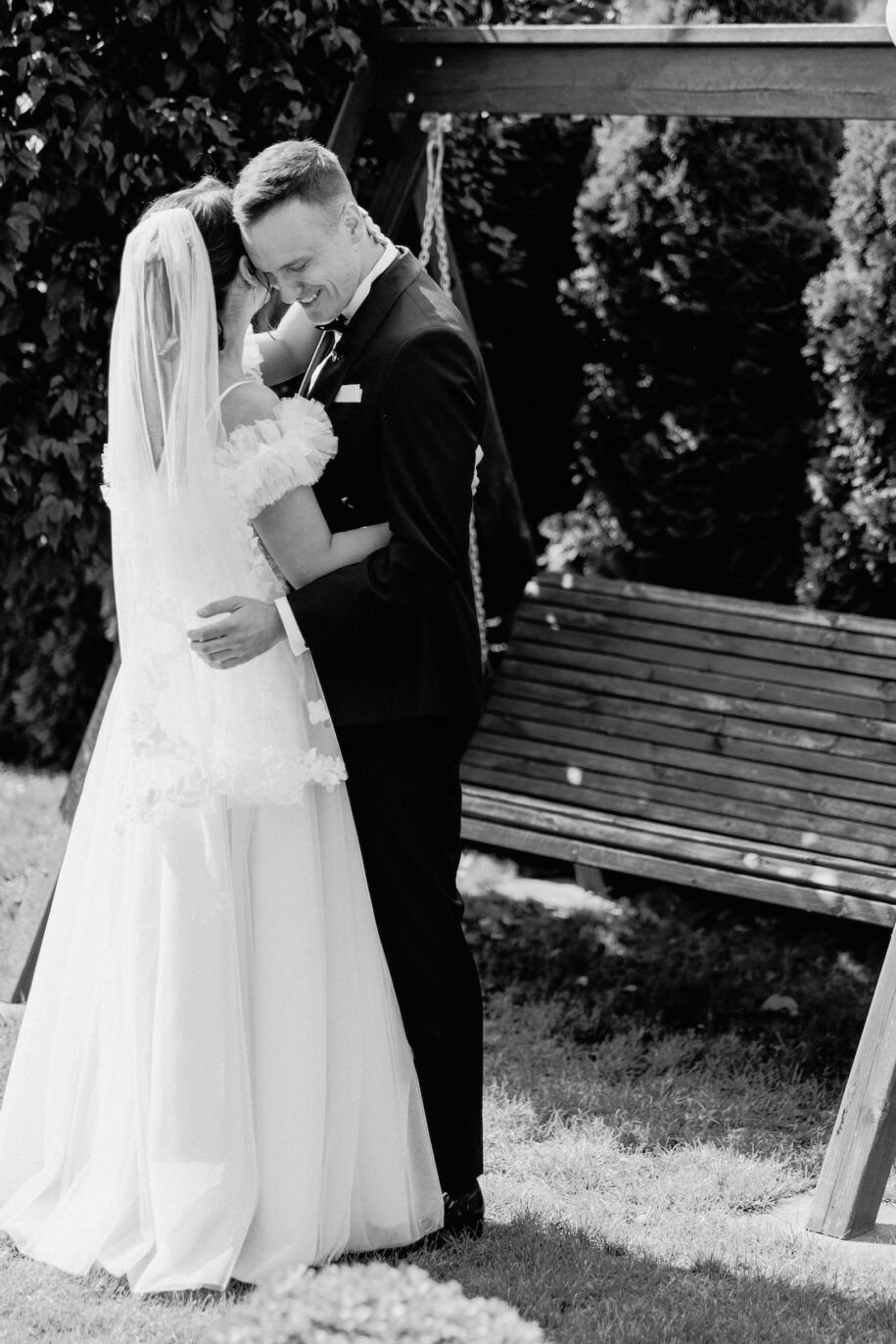 First look Panny Młodej I Pana młodego - emocjonalna chwila przed ślubem