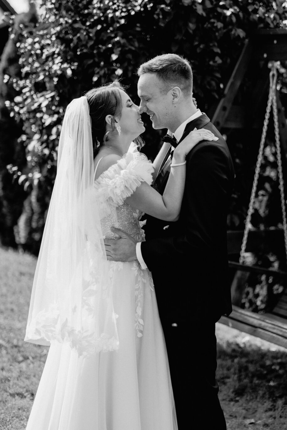 First look Panny Młodej I Pana młodego - emocjonalna chwila przed ślubem