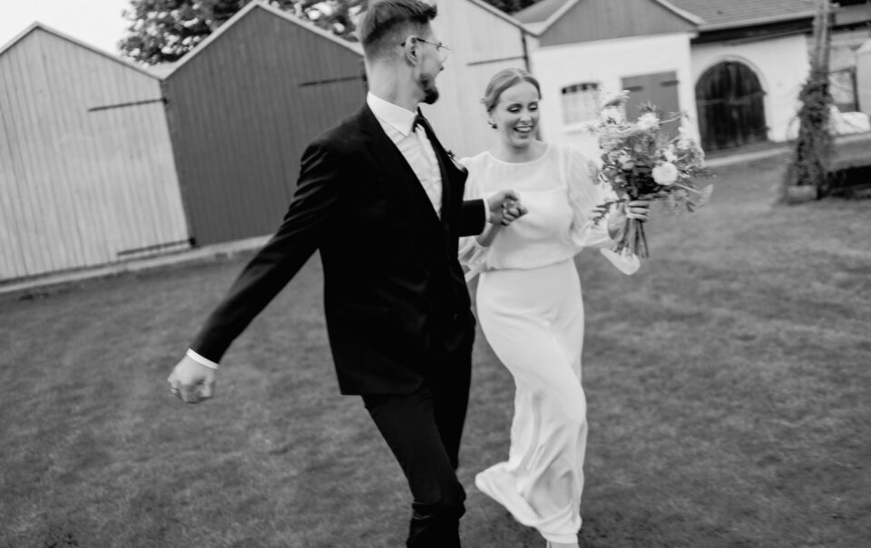 ślub plenerowy Ceglarnia Jarosławki Poznań ceremonia wśród drzew Marta Artek