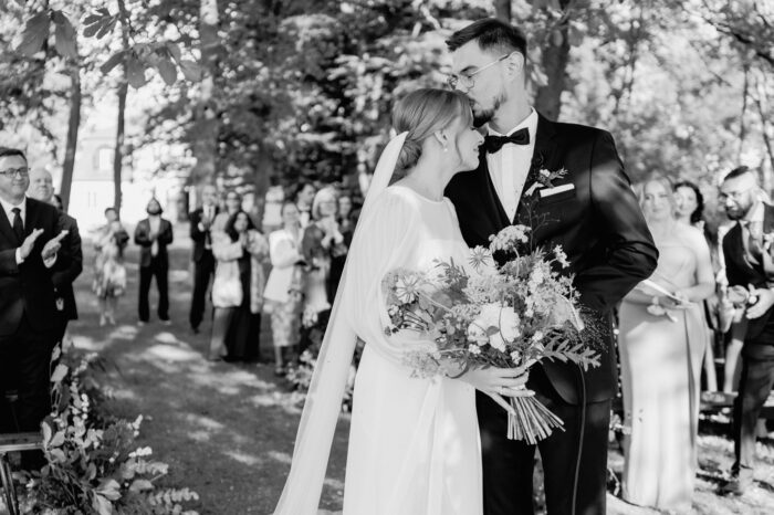 ślub plenerowy Ceglarnia Jarosławki Poznań ceremonia wśród drzew Marta Artek