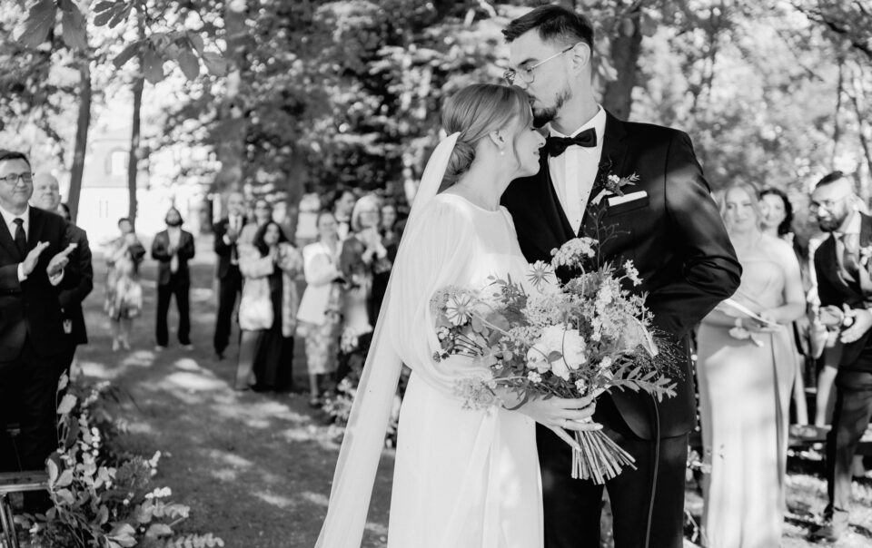 ślub plenerowy Ceglarnia Jarosławki Poznań ceremonia wśród drzew Marta Artek