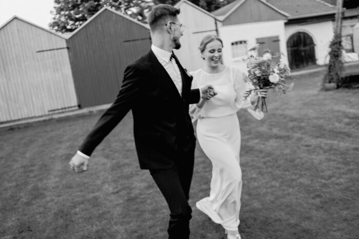 ślub plenerowy Ceglarnia Jarosławki Poznań ceremonia wśród drzew Marta Artek